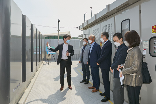 오종훈 (왼쪽 두번째부터) SK에너지 P&M CIC 대표, 김종훈 SK이노베이션 이사회 의장, 박진회 사외이사, 최우석 사외이사, 김태진 사외이사가 SK박미주유소에 현장방문해  '에너지 슈퍼스테이션'에 설치된 연료전지에 대해 설명을 듣고 있다. <SK이노베이션>